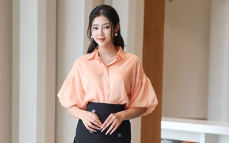 Bản phối với áo sơ mi tay phồng đầy phá cách, nâng tầm nhan sắc