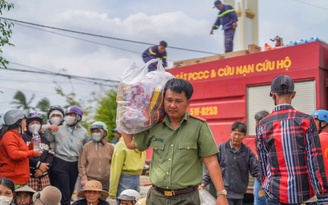 Công an TP.HCM mang nghĩa tình đến bà con vùng lũ