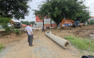 Thâm nhập 'đại công trường' san lấp trái phép: Các bãi chứa đều không phép