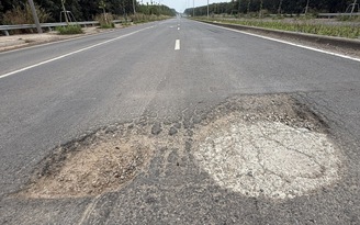 TP.HCM: Loạt ổ gà, ổ voi trên đường ngàn tỉ vẫn chưa được sửa chữa