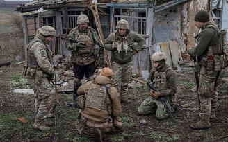 Ukraine trước sức ép kép