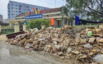 Rác thải sau lũ chất đống: Khánh Hòa dự kiến dọn xong trước 6.12, huy động làm xuyên đêm