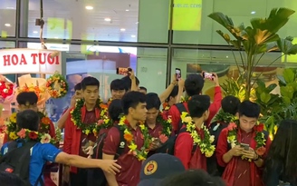 Khoảnh khắc U.22 Việt Nam xuất hiện trong sự chào đón của người hâm mộ ở sân bay Nội Bài