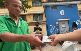 TP.HCM: Tái diễn tình trạng 'xẻ thịt' vỉa hè, thu phí giữ xe trên trời