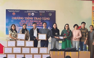 Tặng sách, máy tính và ra mắt Ngôi nhà trí tuệ tại vùng núi Nghệ An