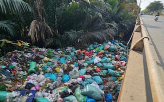 Dân bức xúc vì rác thải hôi thối 'bủa vây' cầu Ông Bé, TP.HCM