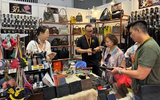 Mua sắm trong dịp Giáng sinh tăng hay giảm?