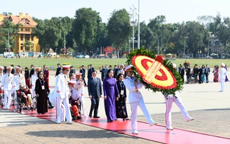 Đại biểu dự Đại hội Thi đua yêu nước vào Lăng viếng Bác