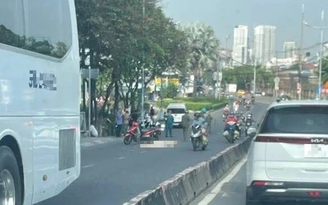 TP.HCM: Xe máy công nghệ va chạm xe khách, cụ bà 75 tuổi tử vong