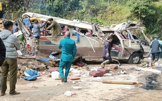 Hiện trường vụ xe chở đoàn từ thiện bị lật khiến 9 người chết ở Lào Cai