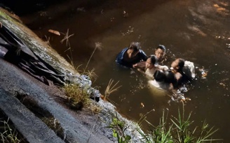 Quảng Trị: Hai bố con lao xuống kênh nước xiết cứu 3 người đuối nước