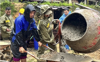 Tái thiết vùng rốn lũ: Tuổi trẻ Công an Quảng Ngãi dựng nhà cho dân ăn tết