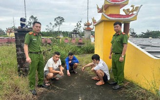 Tạm giữ 3 nghi phạm sử dụng ma túy ở nghĩa địa