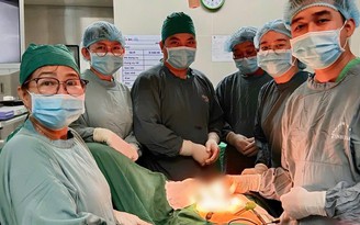 Tưởng rối loạn tiêu hóa, đi khám phát hiện khối u ruột và ung thư đại tràng