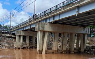 Cận cảnh cầu Đơn Dương QL27 bị hư hỏng sau lũ lịch sử