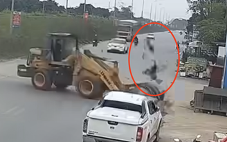 Bắt giam tài xế máy múc vì hất người phụ nữ đi xe máy lên trời