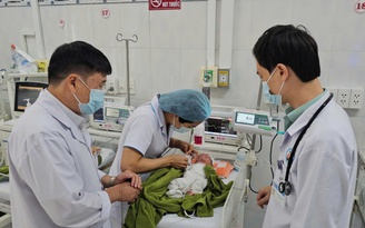 Bé gái bị vùi trong vườn cao su được một gia đình ở Đà Nẵng nhận nuôi