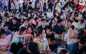 'Biển người' đang ở trung tâm TP.HCM chờ ngắm pháo hoa giao thừa 2026