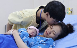 Những em bé ‘0 giờ’ chào đón năm mới 2026, mong thành nhân tài