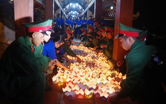 Thả hoa đăng tri ân các anh hùng liệt sĩ trên sông Thạch Hãn
