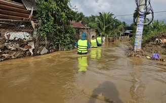 [KHẨN] Cảnh báo lũ trên sông Cái Nha Trang, nhiều nhà dân lại ngập