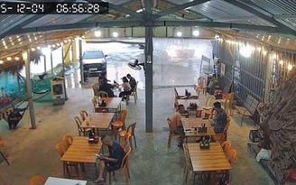 Quên trả tiền bữa sáng, đoàn cứu trợ bất ngờ được chủ quán ở Quảng Trị... mời luôn