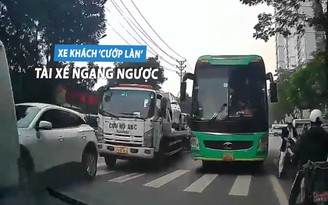 Xe khách ngang nhiên 'cướp làn' trên phố, chặn hết lối đi của xe ngược hướng