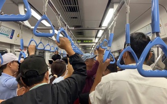 Người dân đổ xô đi metro, nhà ga đông đúc mùng 3 tết