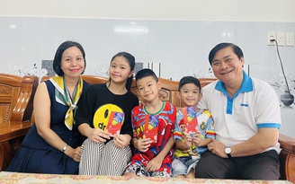 Thăm và lì xì trẻ mồ côi năm mới Ất Tỵ
