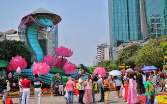 Trưa mùng 5 TP.HCM nắng nóng gay gắt, nhiều người đến đường hoa Nguyễn Huệ ngày cuối