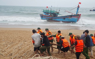 Tàu cá Bình Định cùng 11 ngư dân trôi dạt vào bờ biển Phú Yên