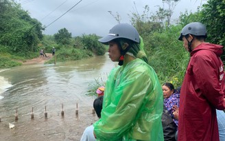 Chồng mất do lũ cuốn, vợ bệnh không biết làm gì để nuôi con