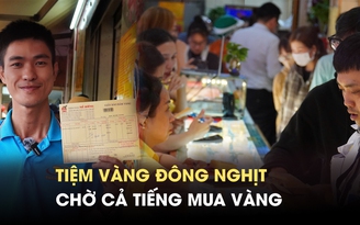 Xếp hàng chờ cả tiếng mua vàng ngày vía Thần tài: ‘Lấy hên là chính’