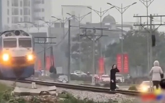 Hai phụ nữ 'vô tư' thả dáng trên đường ray khiến lái tàu phải phanh gấp