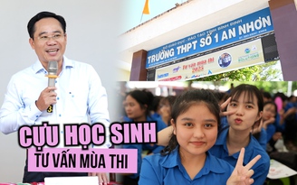 Cựu học sinh THPT bồi hồi sau 30 năm quay trở lại trường tư vấn mùa thi