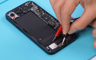 Apple 'tung chiêu' giúp iPhone 16e dễ thay pin hơn