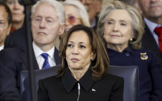 Ông Trump tước đặc quyền an ninh của bà Harris, bà Clinton