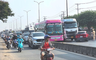 Ô tô 5 chỗ bị tông xoay ngang, đường về miền Tây ùn xe nhiều km