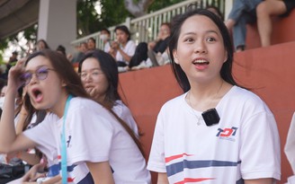 Nữ sinh xinh đẹp Trường ĐH Tôn Đức Thắng cổ vũ đội bóng Lào: Hết mình vì quê nhà