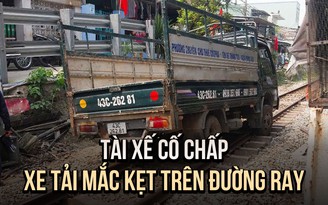 Xe tải mắc kẹt trên đường ray, ga Đà Nẵng phát lệnh phong tỏa khu gian