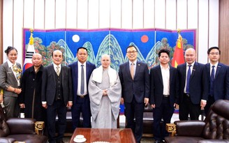 Chung dòng máu Lạc Hồng: Ni sư vì hòa bình