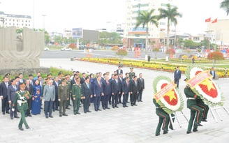 Tổng Bí thư Tô Lâm dâng hương tại Đài tưởng niệm TP.Đà Nẵng