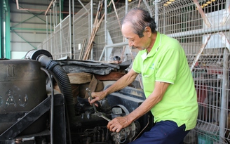 Tuổi già mưu sinh: Những 'cụ thợ' U.70 vẫn miệt mài trong công xưởng