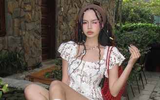 Phối đồ ngày hè thêm cuốn hút với họa tiết hoa lá nổi bật