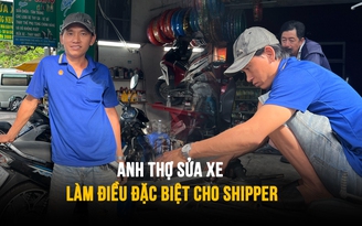 Biết ‘tiền khó kiếm’, anh thợ sửa xe quyết định làm điều đặc biệt cho shipper
