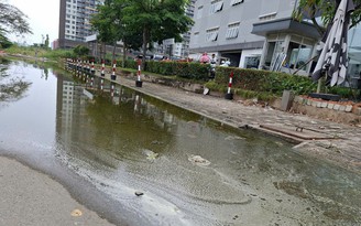 Nghẹt cống gây ngập đường, ô nhiễm
