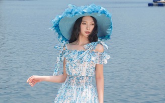 Thu hút mọi ánh nhìn với trang phục màu xanh dương tươi mát
