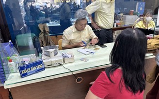 Lại đổ xô mua vàng khi giá tăng kỷ lục