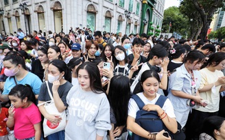 Người dân đổ về trung tâm TP.HCM, chọn chỗ 'xịn' để xem hợp luyện diễu binh