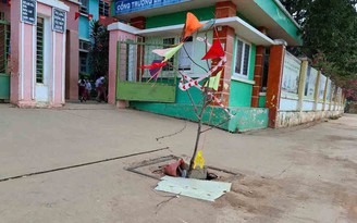 Hố ga vỡ nắp đậy trước cổng trường